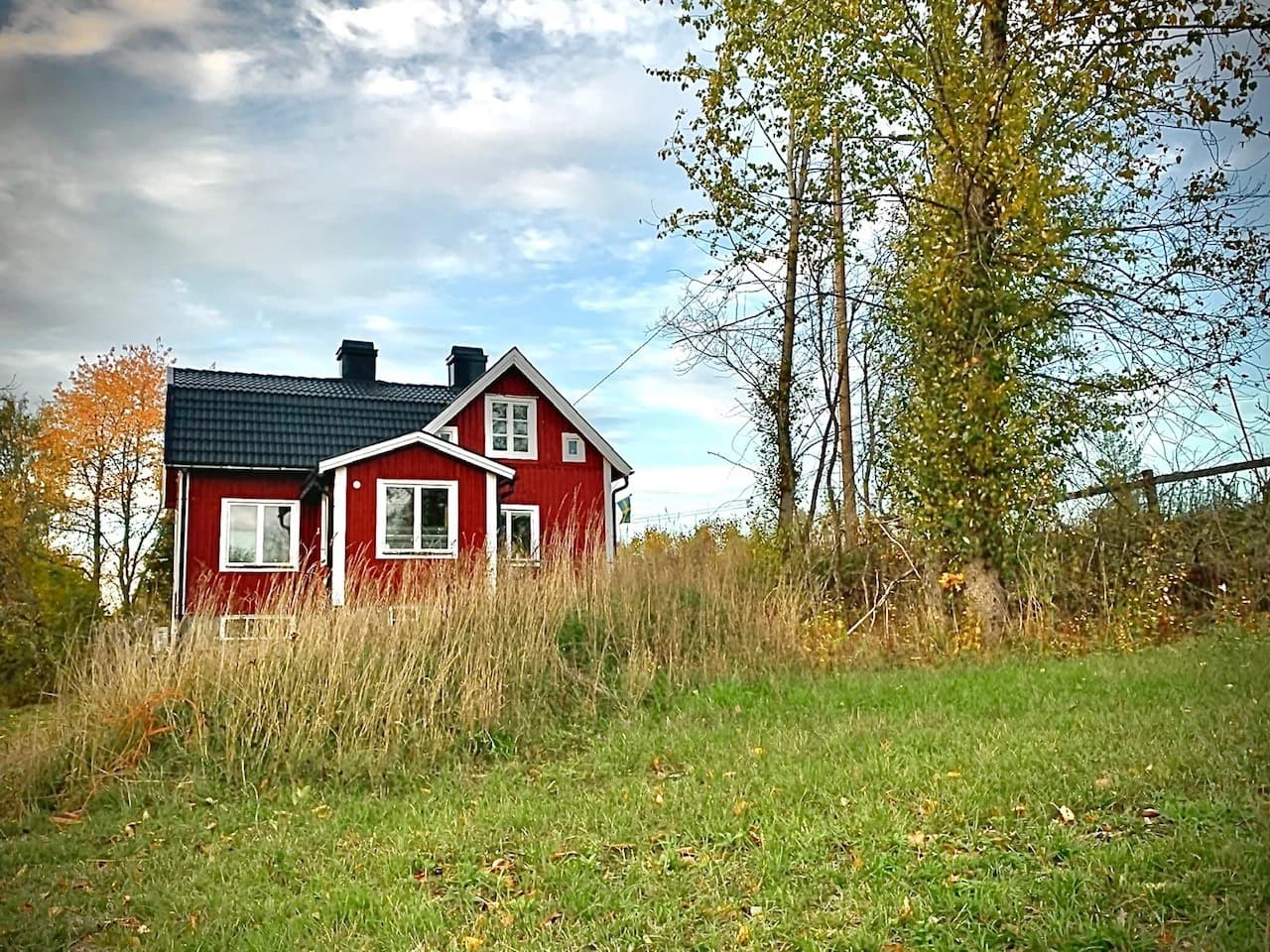 Annas Schwedenhaus mellan höstfärgade träd