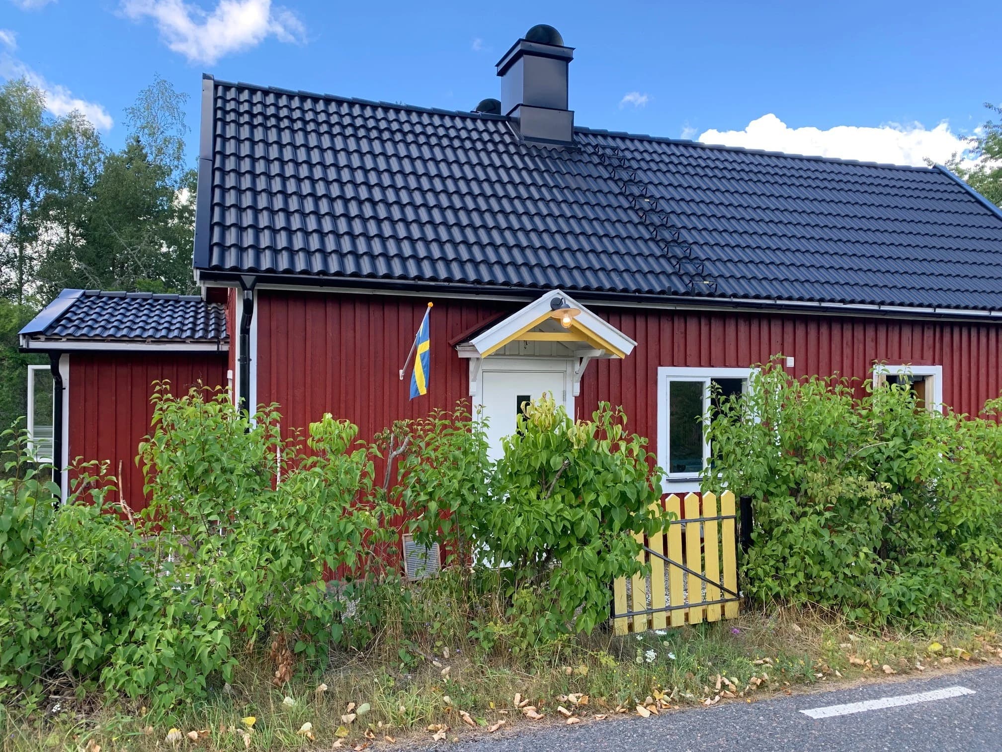 Annas Schwedenhaus i den somriga trädgården