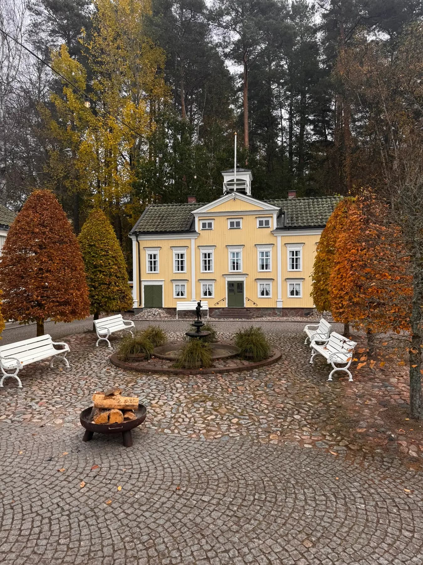 Gult trähus med innergård i Astrid Lindgrens Värld