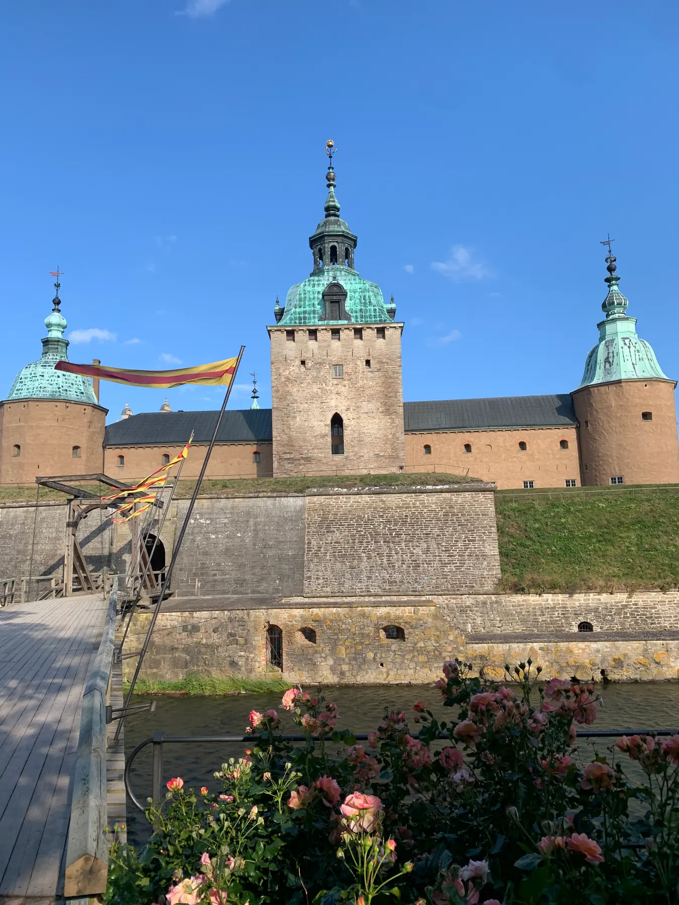 Kalmar Slott med grönt koppartak, vallgrav och blå himmel