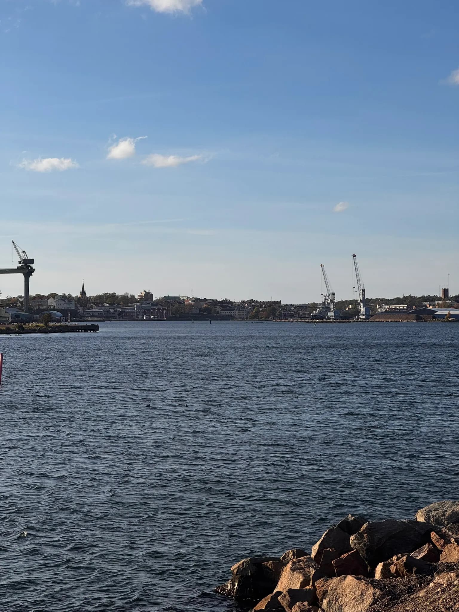 Hafen und Küste von Oskarshamn mit Blick aufs offene Wasser