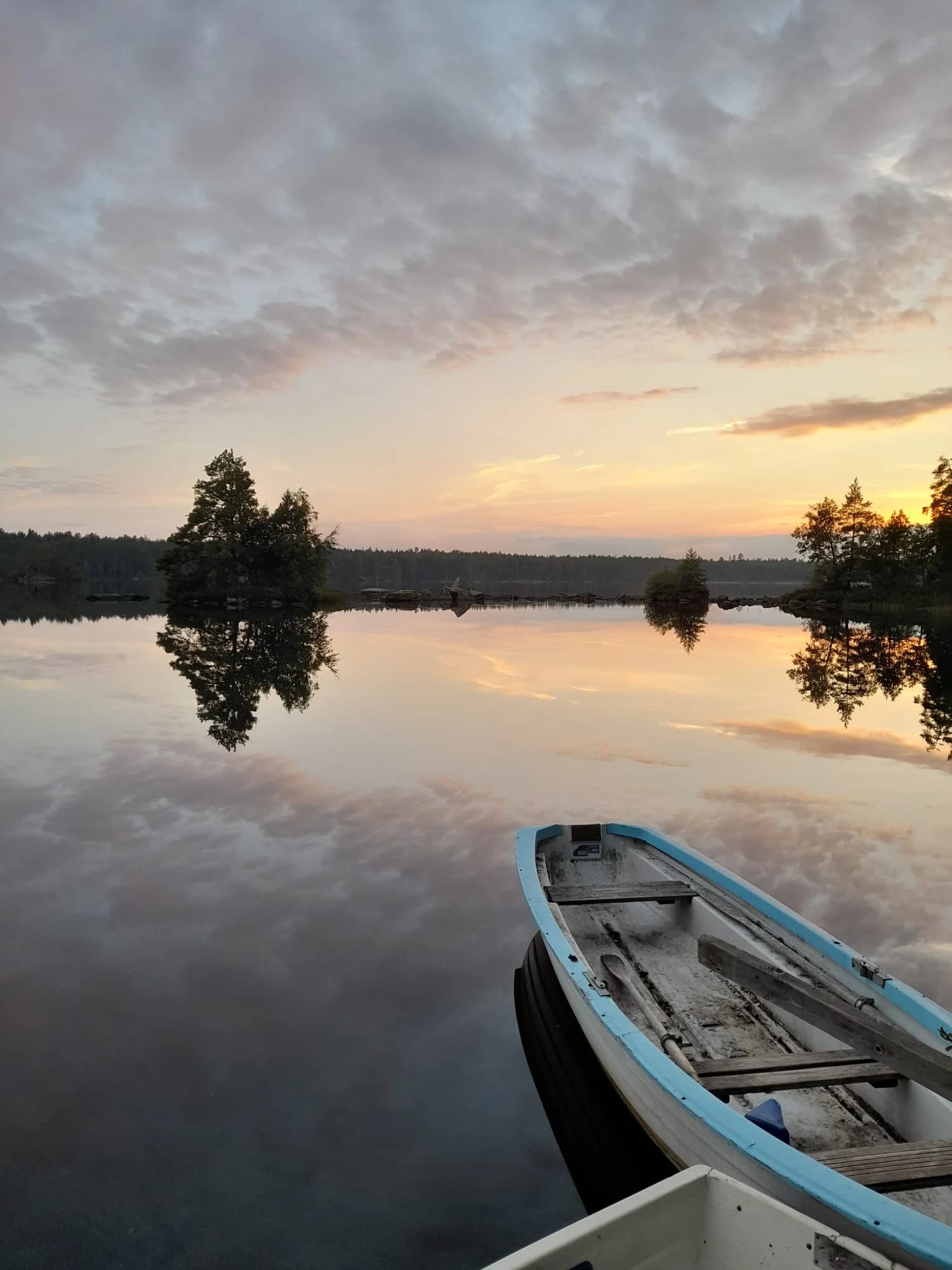 Kvällsstämning vid Skiren med roddbåt på sjön