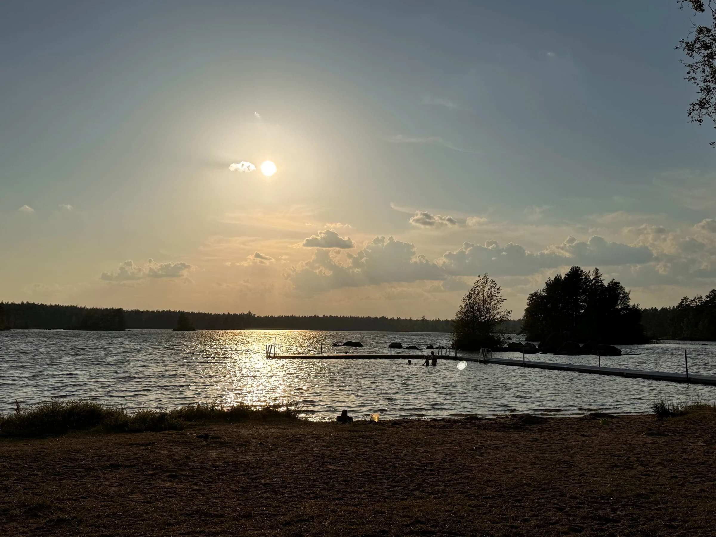 Brygga vid Skiren i motljus