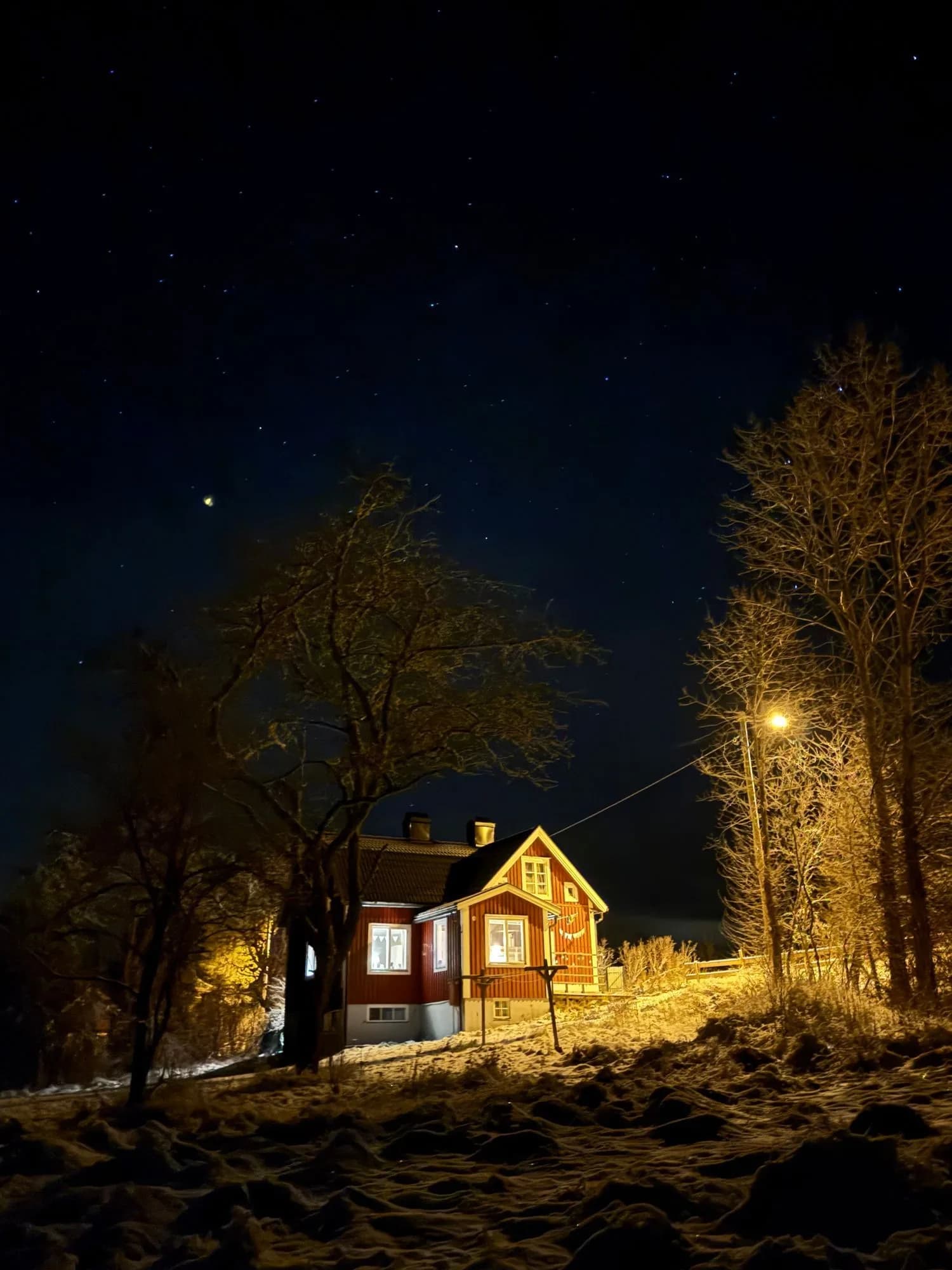Annas Schwedenhaus bei Nacht unter dem Sternenhimmel