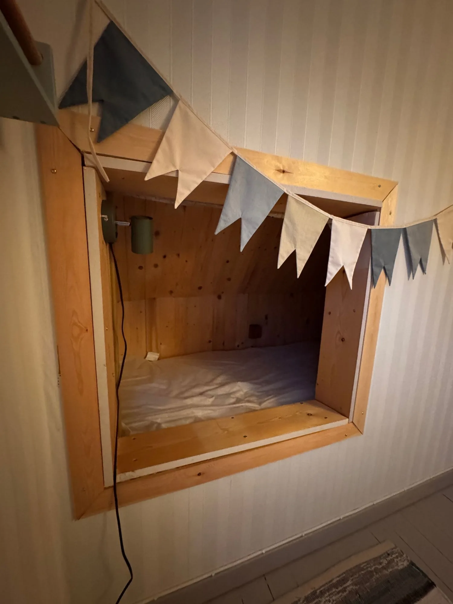 Eingebaute Holz-Schlafnische mit Wimpel und Leselampe